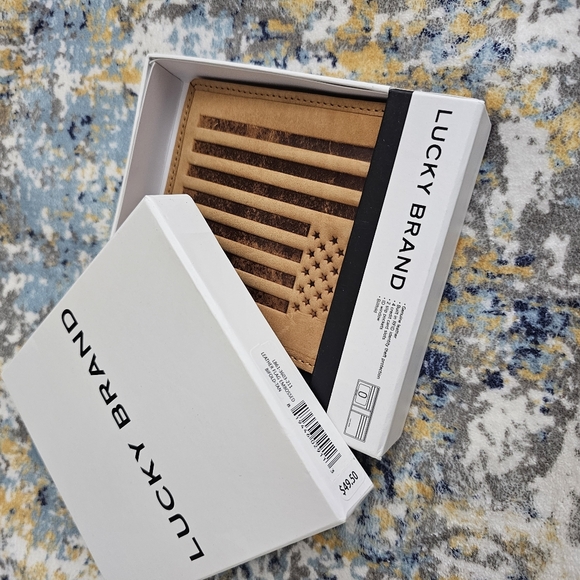 NEW Lucky Brand Leather Flag Embossed RFID Bifold Wallet - Picture 4 of 6